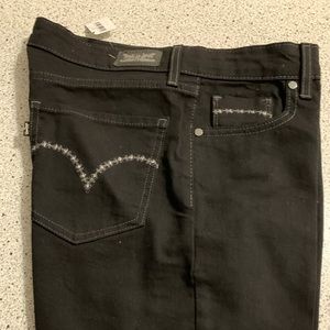 “Just Reduced” Levi denim mid rise skinny jeans